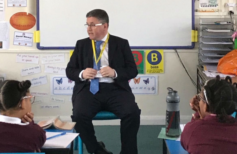 Robert Buckland QC MP speaking with pupils at Holy Cross School in South Swindon