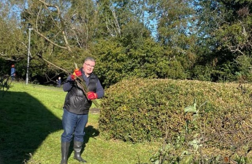 Sir Robert Buckland MP helps to clear Whitehill Brook in West Swindon